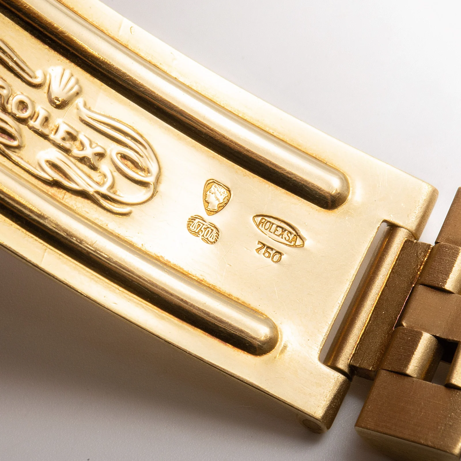 Clasp detail from the same lot; the image does not establish original delivery