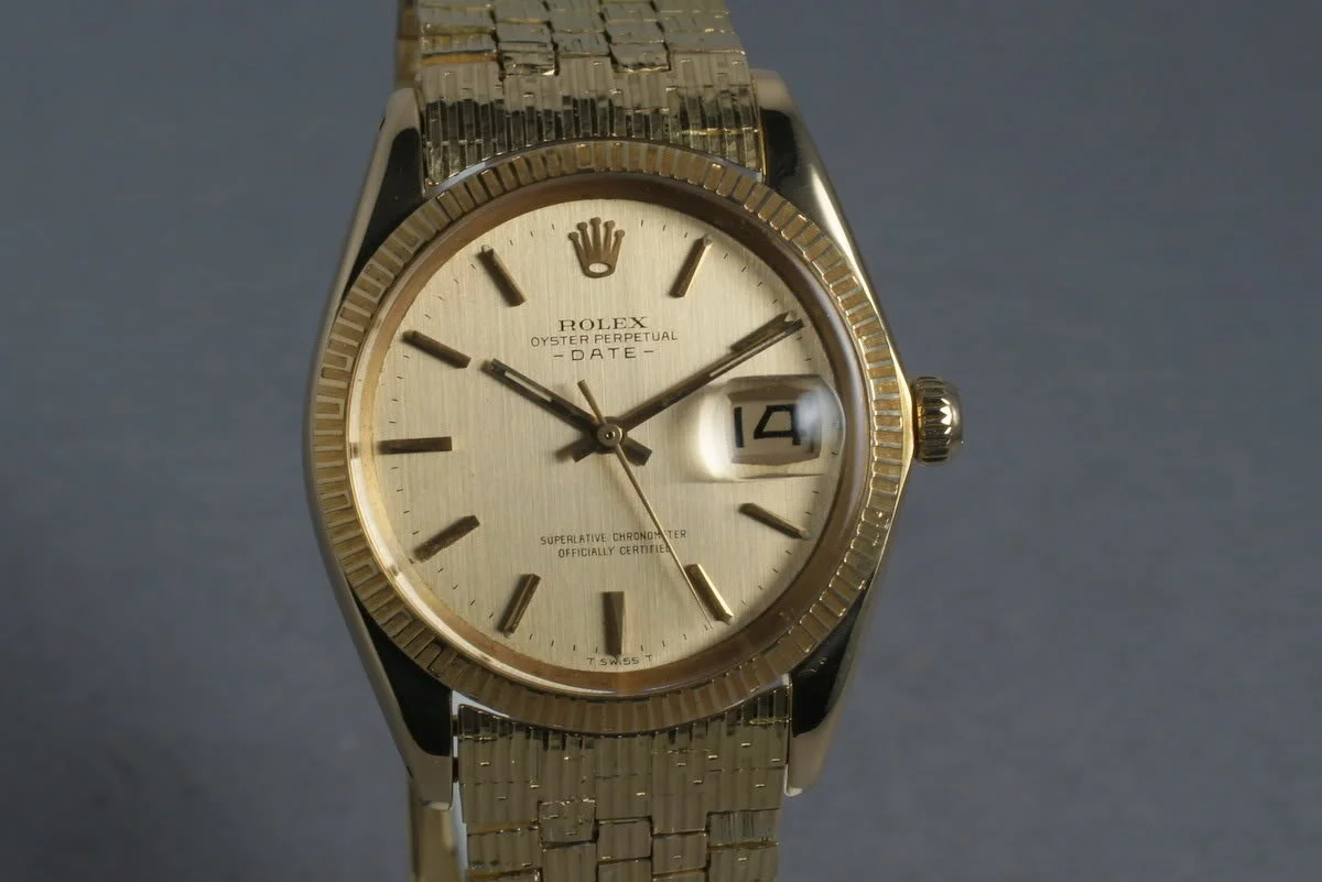 Gold dial with baton markers and patterned bezel on ref. 1509