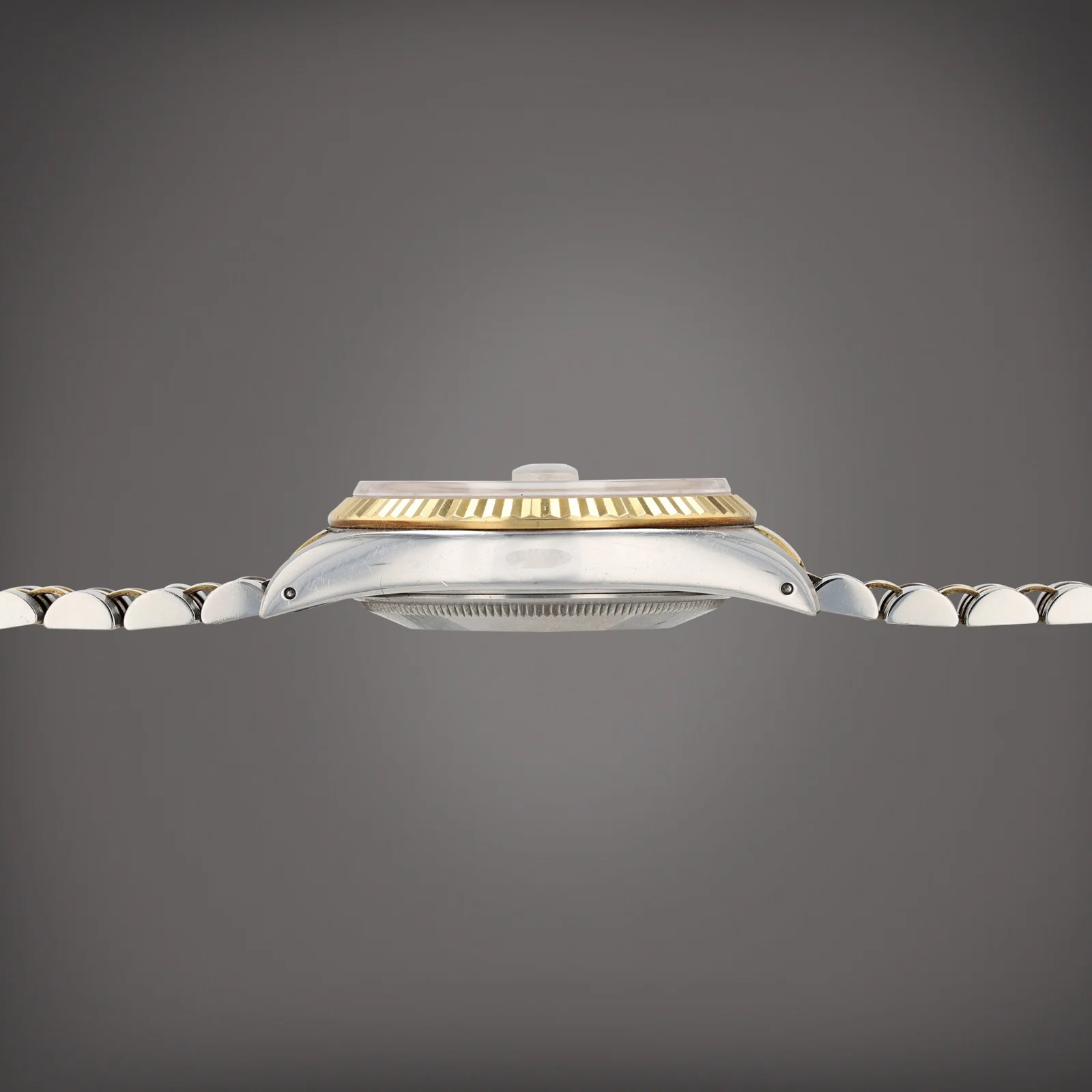 Sotheby's, lot 144: opposite case profile and fluted bezel