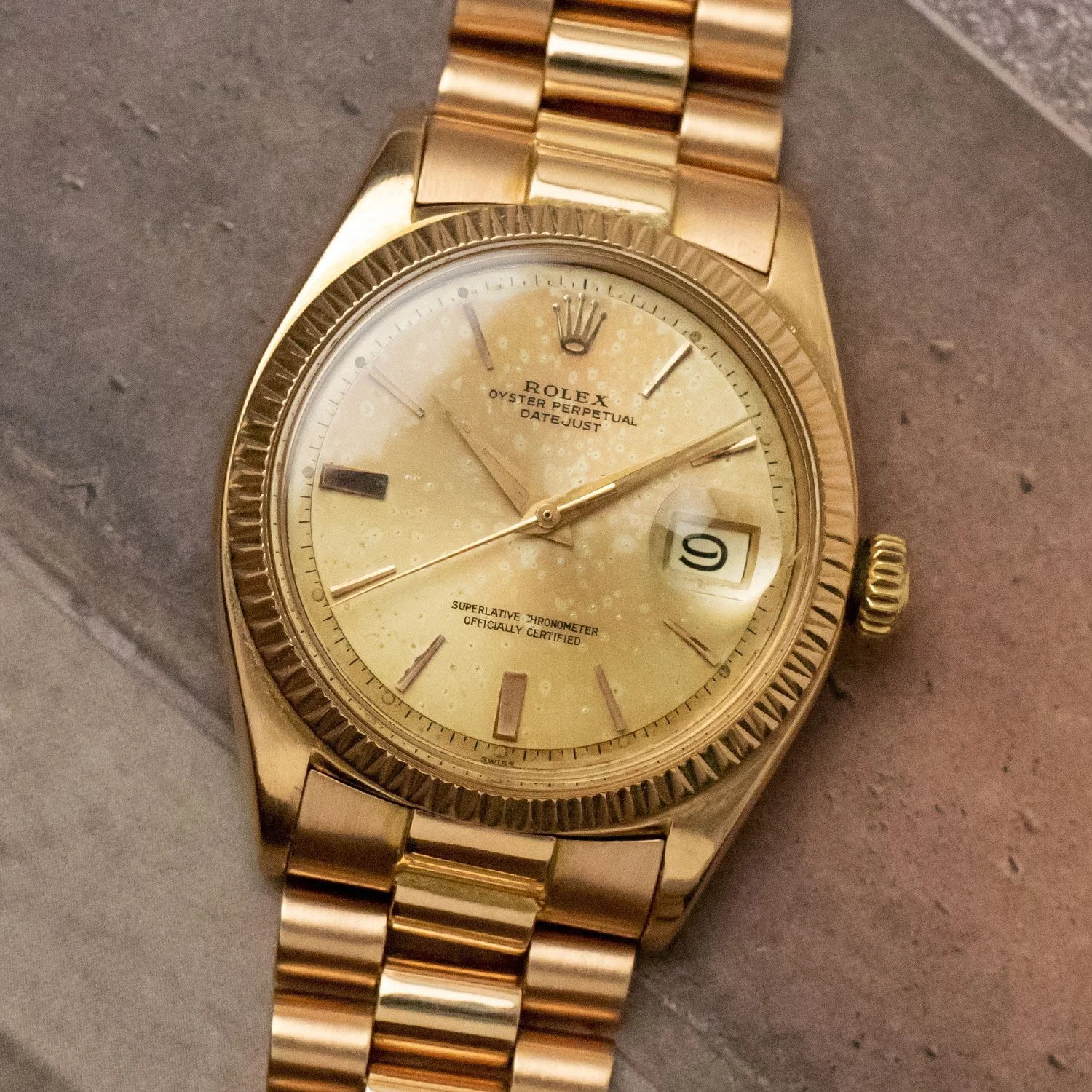 Triangular-cut bezel on the rose-gold watch listed as ref. 1605.