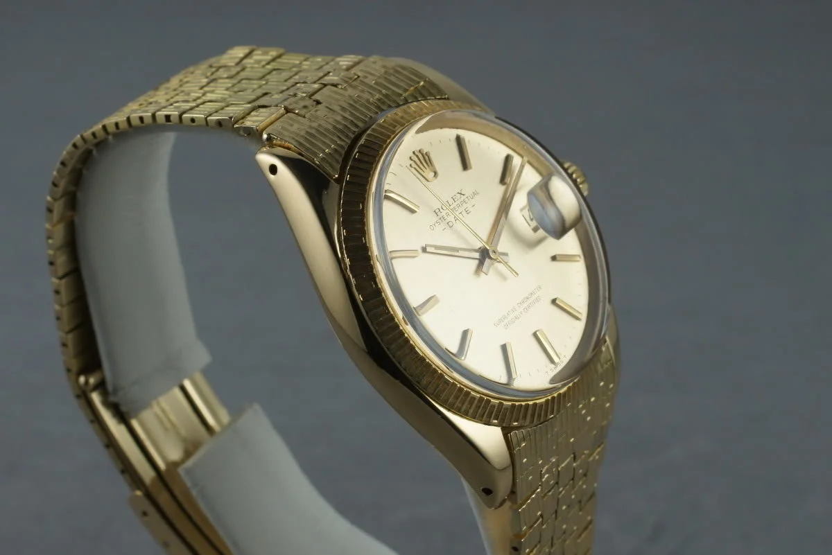 Angled view of the gold 1509 case and patterned bezel
