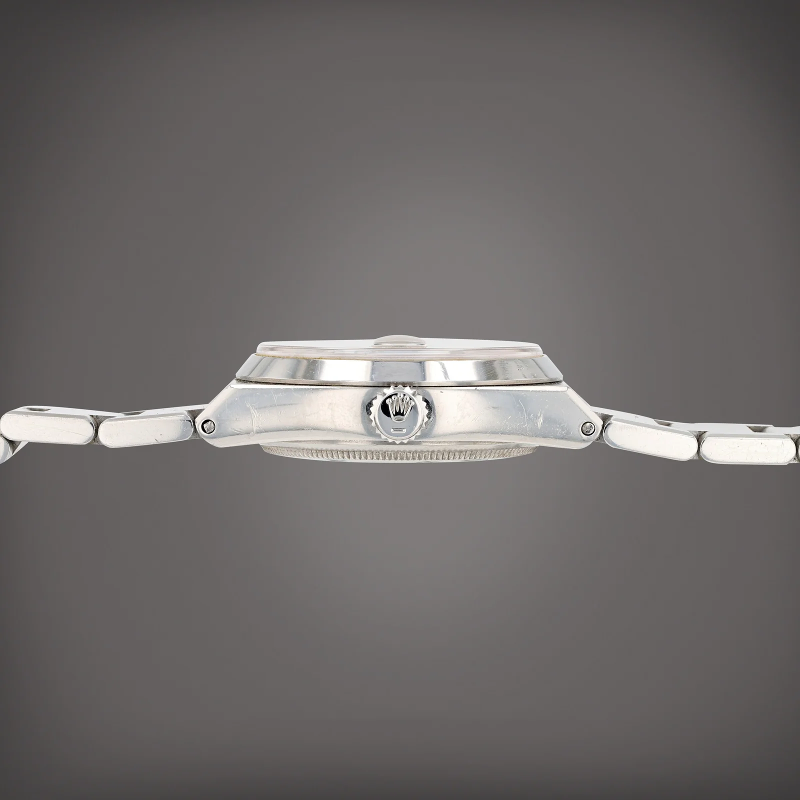 Side view of the smooth bezel and angular Oysterquartz case of Rolex ref. 17000