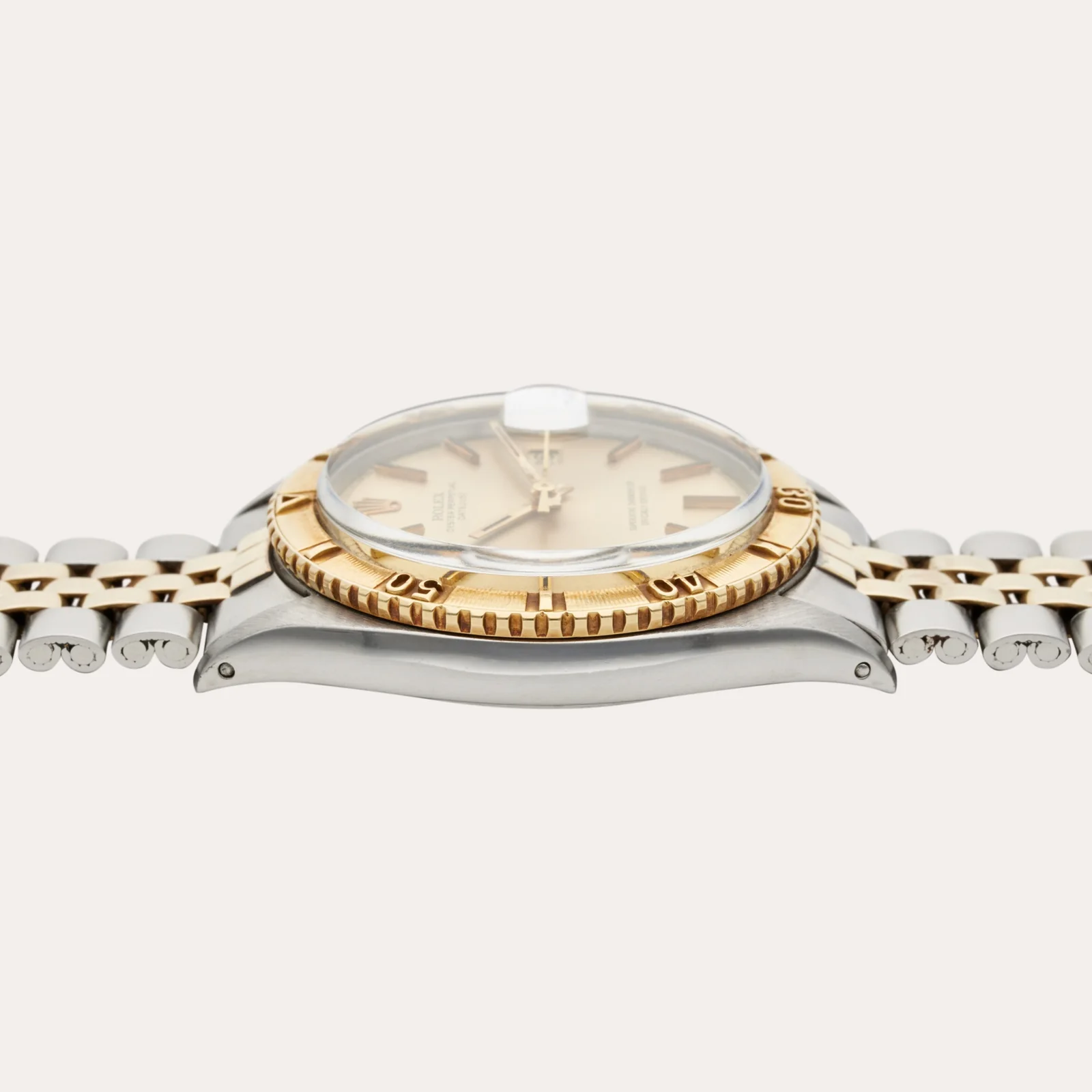 Side profile of the case and bezel