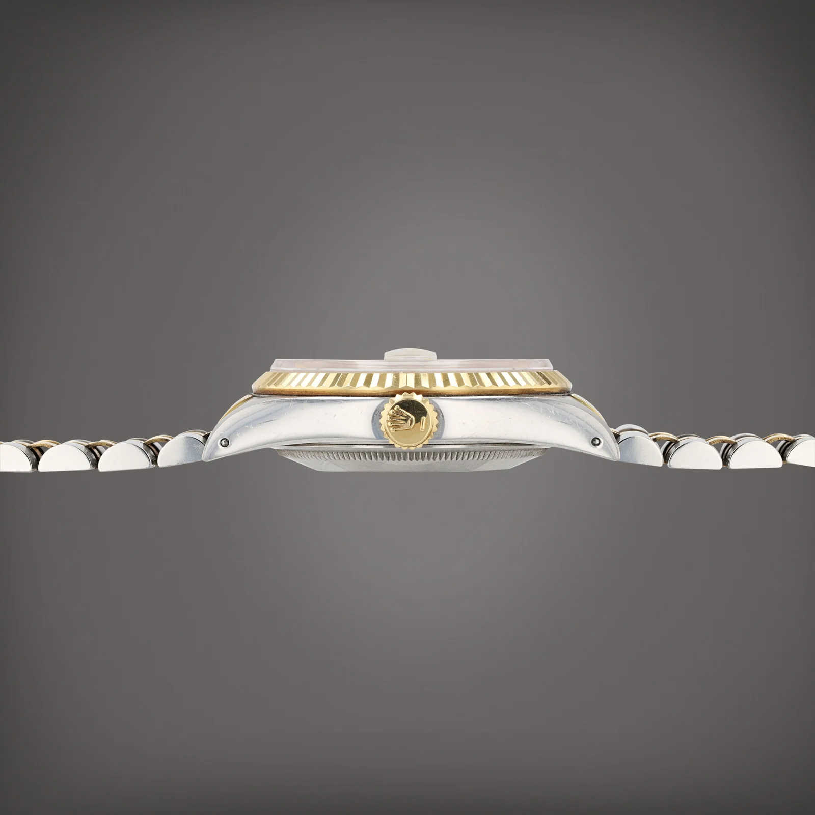 Sotheby's, lot 144: crown-side case profile and fluted bezel