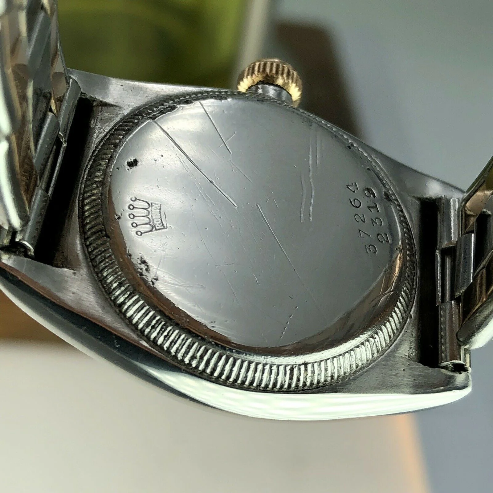 Caseback engravings 37264 and 2319. Awad Watches archive.