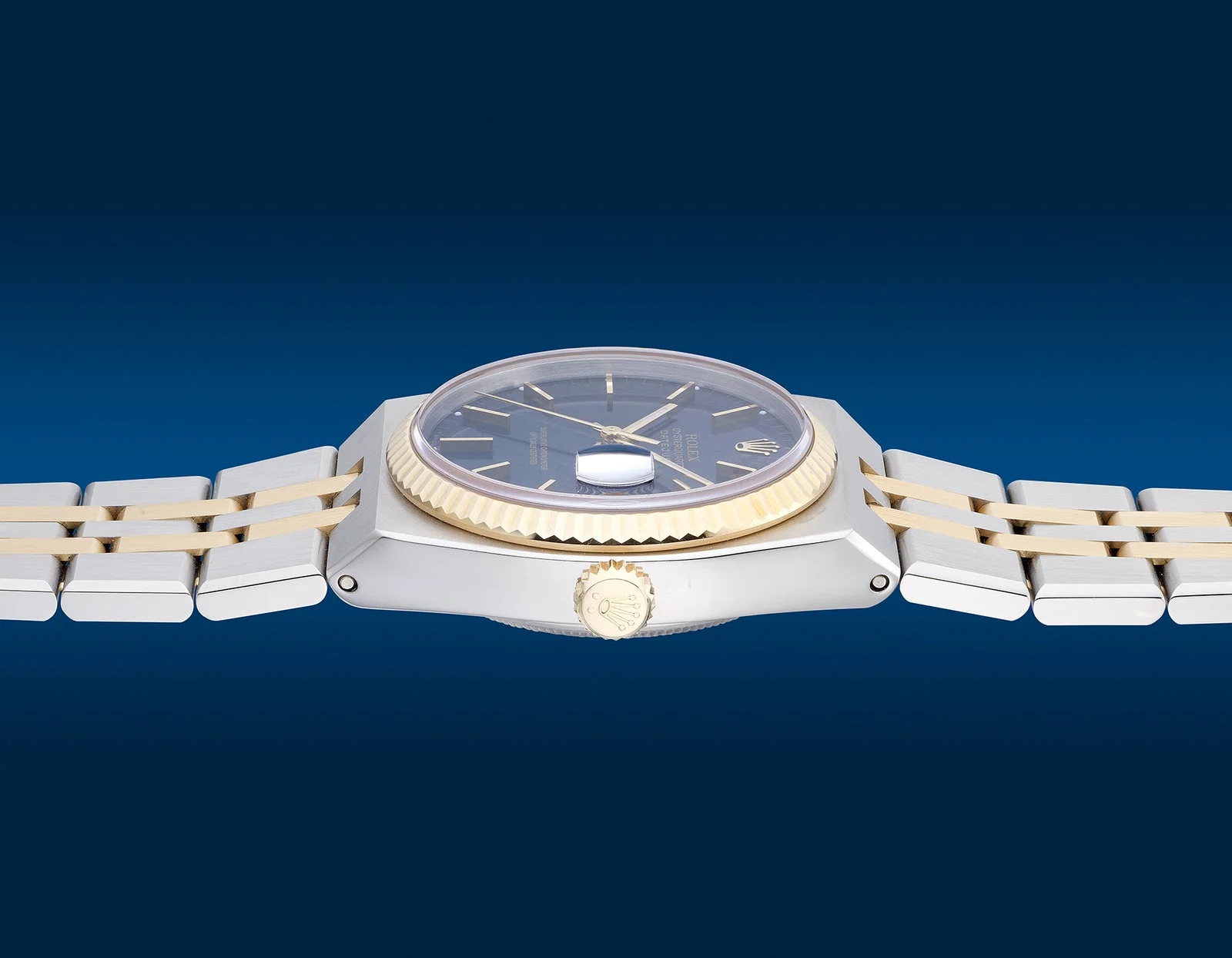 Side view of the 17013 case, fluted bezel, crown and integrated bracelet