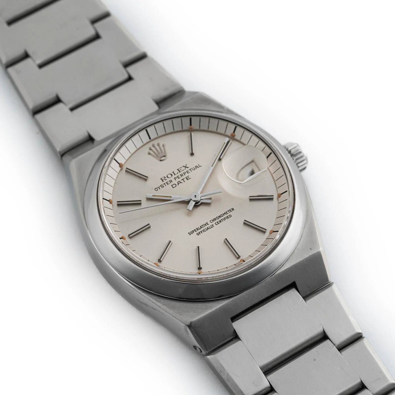 Silver-colored 1530 dial with applied batons, date magnifier, and minute marks on the sloping rehaut