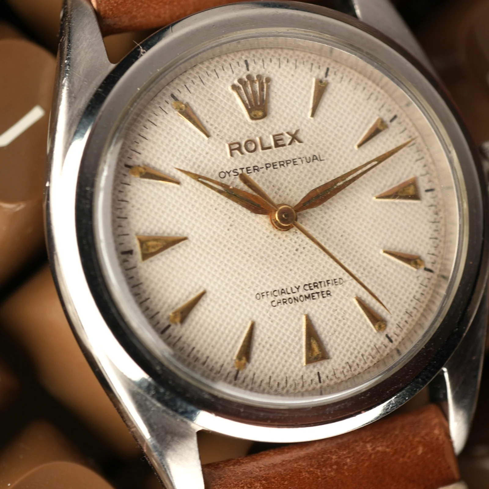 Textured dial with gold-coloured arrowhead markers, catalogued as ref. 6206/84